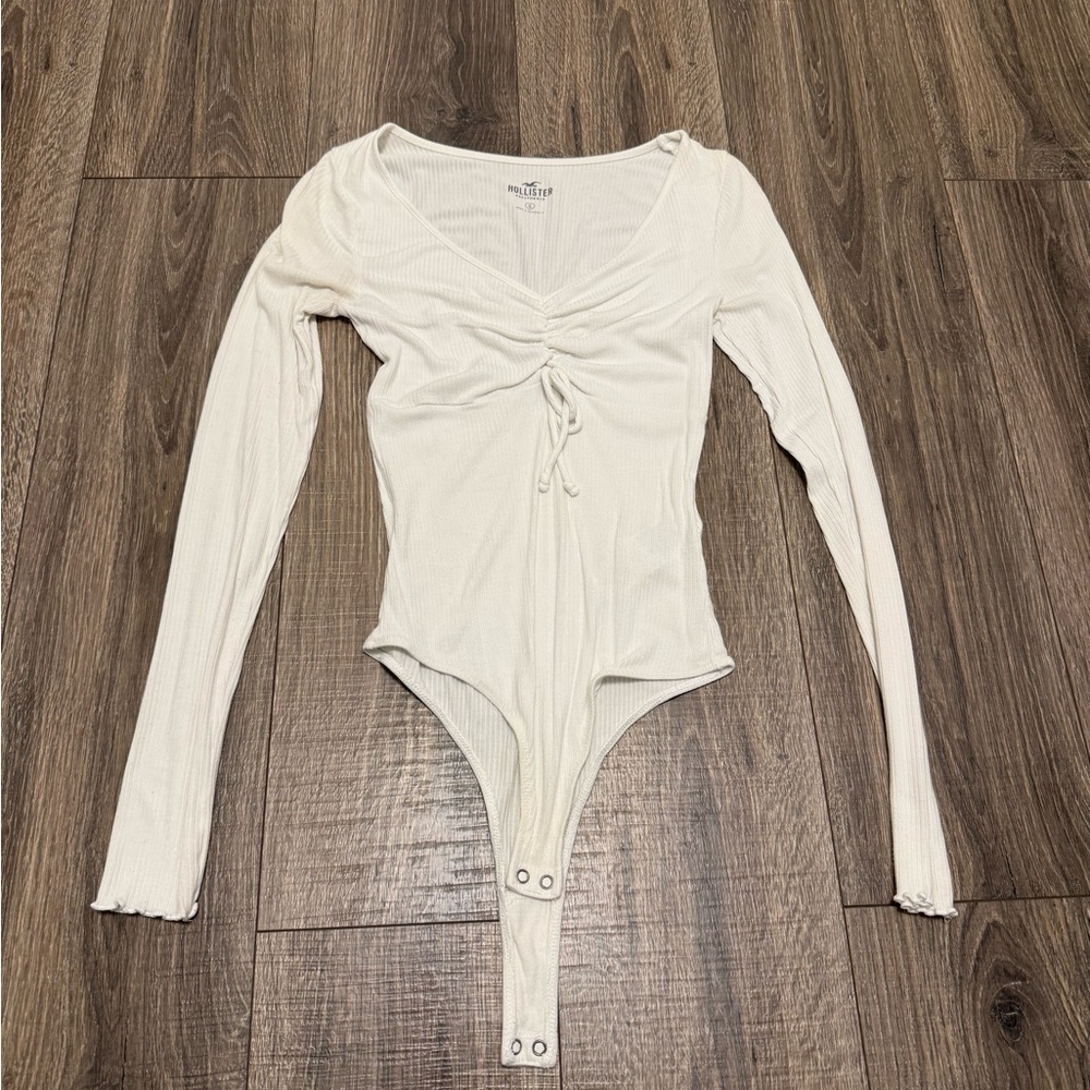 Hollister Women’s White Ribbed Long Sleeve Body Suit Size S